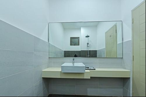 Bathroom, Capital O 90614 Cvia Ummul Hotel in Padang Besar Bathroom, Capital O 90614 Cvia Ummul Hotel in Padang Besar