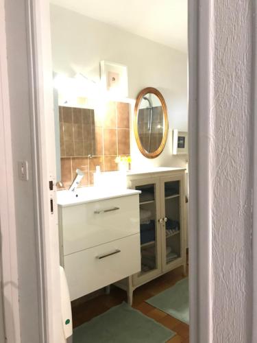 Bathroom, 2 appartements calmes in Frejus Bathroom, 2 appartements calmes in Frejus
