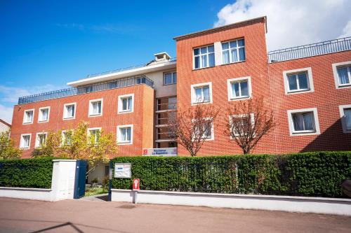 Вхід, Sejours and Affaires Creteil Le Magistere Hotel in Кретей Вхід, Sejours and Affaires Creteil Le Magistere Hotel in Кретей