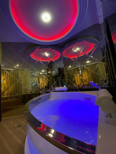 Гореща вана, Hotel Deluxe in Тирана Гореща вана, Hotel Deluxe in Тирана