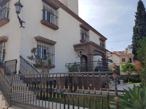 espectacular villa puerto marina playa