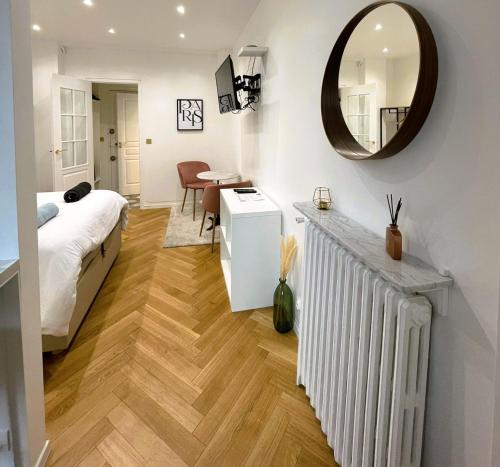 Guestroom, Appartement Vincennes proche metro 15 minutes Marais in Vincennes Guestroom, Appartement Vincennes proche metro 15 minutes Marais in Vincennes