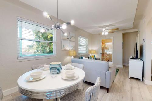 4 - Island Paradise Cottages - Skyview Villa in Madeira Beach 4 - Island Paradise Cottages - Skyview Villa in Madeira Beach