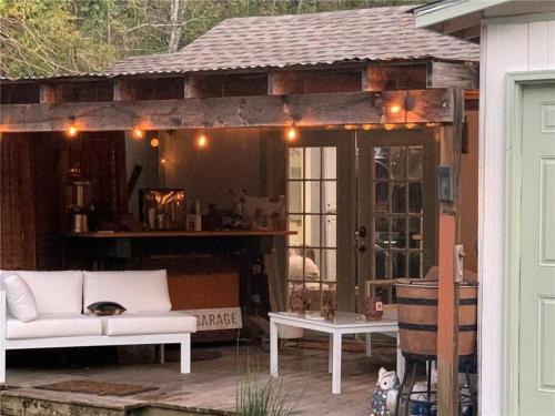 Spacious Parking Cozy 2 Bedroom Cottage House with plenty parking in Slidell Spacious Parking Cozy 2 Bedroom Cottage House with plenty parking in Slidell