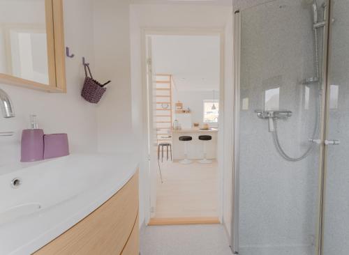 חדר אמבטיה, Waterfront retreat - 2 BR Boathouse in Hósvík חדר אמבטיה, Waterfront retreat - 2 BR Boathouse in Hósvík