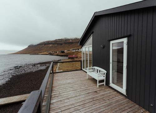 נוף, Waterfront retreat - 2 BR Boathouse in Hósvík נוף, Waterfront retreat - 2 BR Boathouse in Hósvík