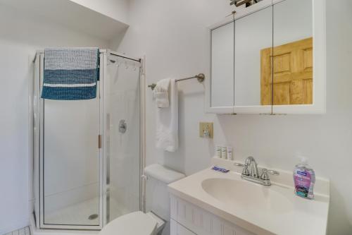 Ванная комната, Cozy Marlinton Vacation Rental Downtown Location! in Марлинтон Ванная комната, Cozy Marlinton Vacation Rental Downtown Location! in Марлинтон