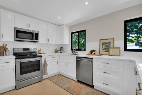 Kitchen, Miami GEM in Westchester Kitchen, Miami GEM in Westchester