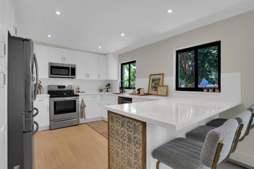 Kitchen, Miami GEM in Westchester Kitchen, Miami GEM in Westchester