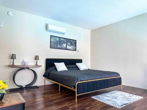 Modern Melrose Studio With Pool View