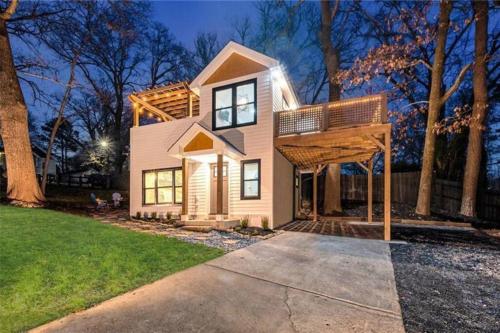 Lux Stay's Modern Loft Style Tiny Home in ATL in Browns Mill Park Lux Stay's Modern Loft Style Tiny Home in ATL in Browns Mill Park