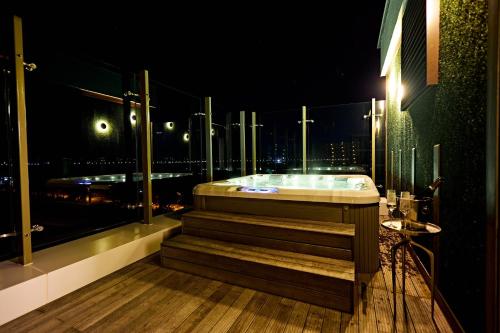 อ่างแช่น้ำร้อน, Miramare Magnetic Beach Hotel in โคบูเลทติ อ่างแช่น้ำร้อน, Miramare Magnetic Beach Hotel in โคบูเลทติ