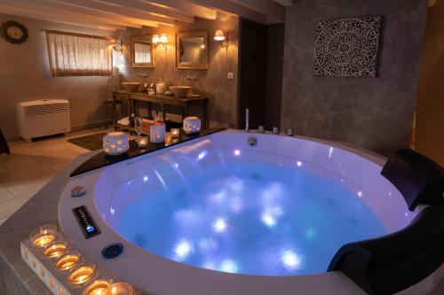 Hot tub, CHARME AU FIL DE L'EAU in Verdelot Hot tub, CHARME AU FIL DE L'EAU in Verdelot