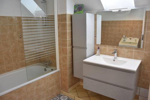 Fürdőszoba, Blaz an Holen - Maison avec jardin à Guimaëc (Blaz an Holen - Maison avec jardin a Guimaec) in Saint-Jean-du-Doigt Fürdőszoba, Blaz an Holen - Maison avec jardin à Guimaëc (Blaz an Holen - Maison avec jardin a Guimaec) in Saint-Jean-du-Doigt