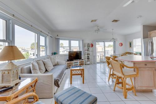 Nettles Island, Jensen Beach Home with Patio and Grill in 哈金森島 (FL) Nettles Island, Jensen Beach Home with Patio and Grill in 哈金森島 (FL)