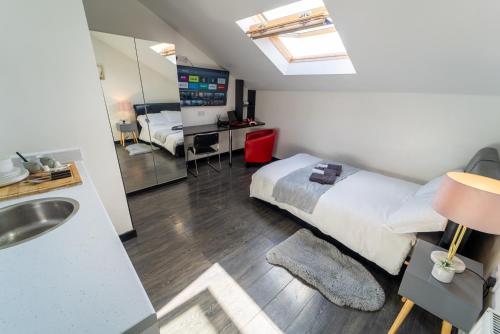 Spacious studios with free fast WIFI and 50inch SMART TV's next to UOB and 10min drive to the City! near Selly-herrgården Spacious studios with free fast WIFI and 50inch SMART TV's next to UOB and 10min drive to the City! near Selly-herrgården