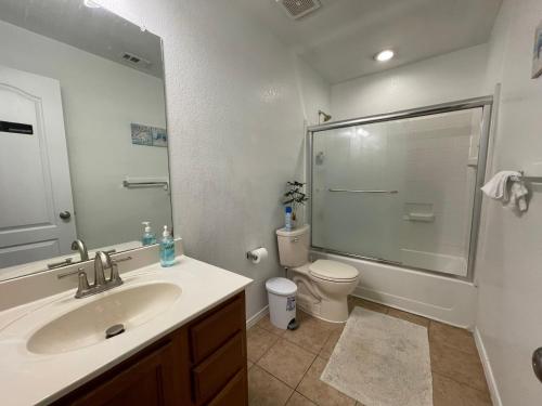 Ванная комната, Room Downtown Dallas in Западный Даллас Ванная комната, Room Downtown Dallas in Западный Даллас