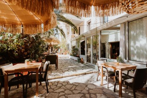 Food and beverages, Hotel Le Petit Castel in Saramartel Food and beverages, Hotel Le Petit Castel in Saramartel