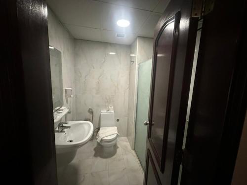 Bathroom, Emaar Elite Hotel Al Madinah in Medina Bathroom, Emaar Elite Hotel Al Madinah in Medina
