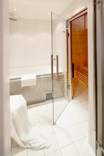 Ванна кімната, ProfilHotels Savoy in Jonkoping City Center Ванна кімната, ProfilHotels Savoy in Jonkoping City Center