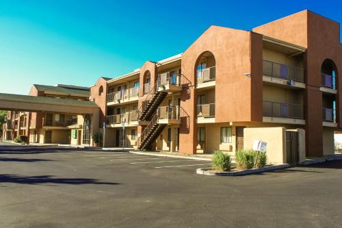 Exterior view, Budget Inn & Suites in Stockton (CA) Exterior view, Budget Inn & Suites in Stockton (CA)