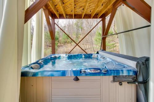 Broadway Cabin with Hot Tub Hike and Ski in 紐馬克 (VA) Broadway Cabin with Hot Tub Hike and Ski in 紐馬克 (VA)