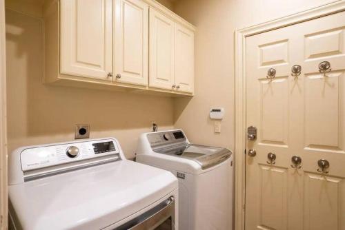 Bedroom with 3.5-Bathroom near Golf Course! in Cypress Bedroom with 3.5-Bathroom near Golf Course! in Cypress