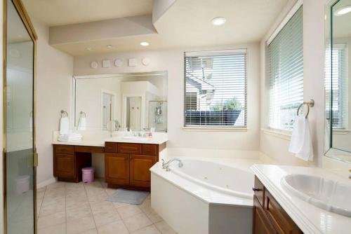 Bedroom with 3.5-Bathroom near Golf Course! in 사이프러스 Bedroom with 3.5-Bathroom near Golf Course! in 사이프러스
