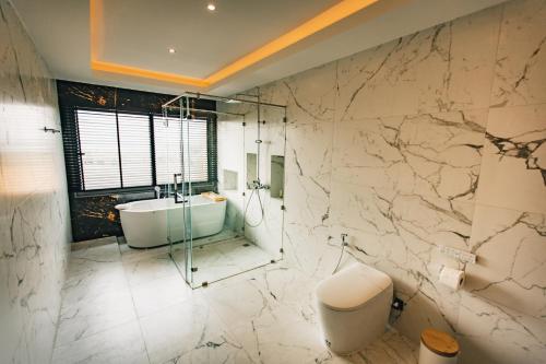 Bathroom, Astro Luxury: Ultra Luxury 4 Beds Pool Villa in Khao Talo Bathroom, Astro Luxury: Ultra Luxury 4 Beds Pool Villa in Khao Talo