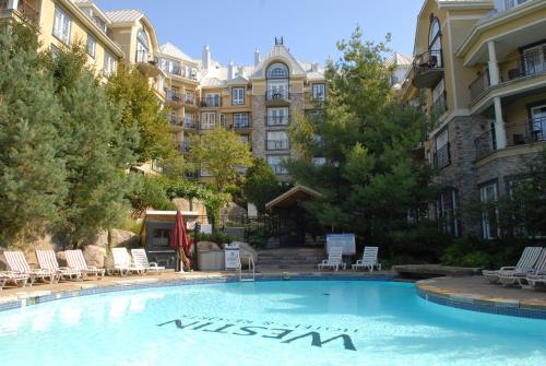 Swimming pool, Le Westin Tremblant in Mont-Tremblant (QC) Swimming pool, Le Westin Tremblant in Mont-Tremblant (QC)