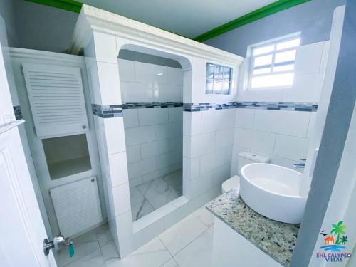 EHL Calypso Monarch 4Bd 4.5Bath Air Conditioning, Kitchen 5Mins to Beach in Apple Hall EHL Calypso Monarch 4Bd 4.5Bath Air Conditioning, Kitchen 5Mins to Beach in Apple Hall