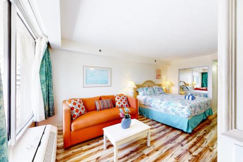 Guestroom, Daytona Beach Resort 507 near Riptides Raw Bar & Grill Guestroom, Daytona Beach Resort 507 near Riptides Raw Bar & Grill