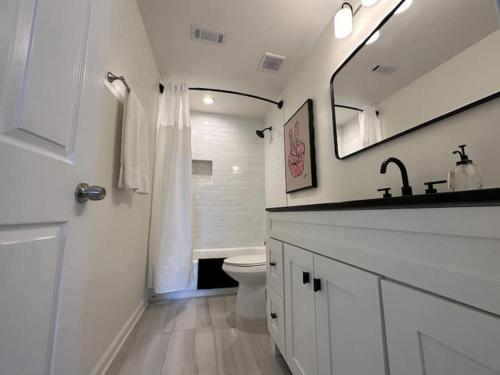 Shower, Vine City Home - Duplex - 3 Mins From GWCC & Mercedes- Benz Stadium in Vine City Shower, Vine City Home - Duplex - 3 Mins From GWCC & Mercedes- Benz Stadium in Vine City