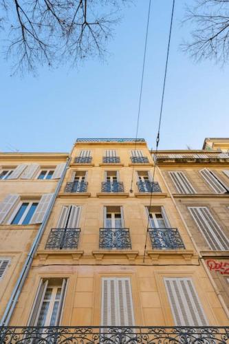 Superbe appart, central, petit balcon & vue Place