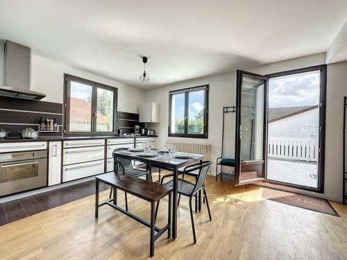 Kitchen, A 6 mns de la station de ski Crozet, proche Geneve in Segny Kitchen, A 6 mns de la station de ski Crozet, proche Geneve in Segny
