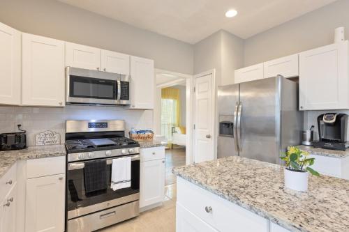 Konyha, Comfy 5Bed Gem! Fenced Back Yard, Game Room, Free Parking, Snacks, Pet Okay! in Smyrna (Georgia) Konyha, Comfy 5Bed Gem! Fenced Back Yard, Game Room, Free Parking, Snacks, Pet Okay! in Smyrna (Georgia)