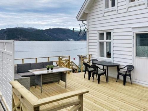 Зовнішній вигляд готелю, Three-Bedroom Holiday home in Svelgen in Свелген Зовнішній вигляд готелю, Three-Bedroom Holiday home in Svelgen in Свелген