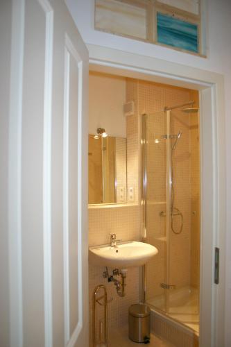 Bathroom, Apartment Konigstrasse in Bad Bergzabern Bathroom, Apartment Konigstrasse in Bad Bergzabern