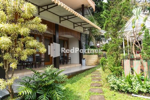 Taman, Javenir Hotel Tawangmangu Mitra RedDoorz in Tawangmangu Taman, Javenir Hotel Tawangmangu Mitra RedDoorz in Tawangmangu