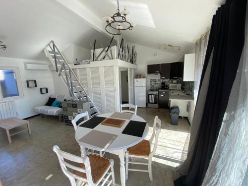 Grand studio à louer avec terrasse (Grand studio a louer avec terrasse) in 聖馬爾塞萊瓦朗克 (隆河阿爾卑斯) Grand studio à louer avec terrasse (Grand studio a louer avec terrasse) in 聖馬爾塞萊瓦朗克 (隆河阿爾卑斯)