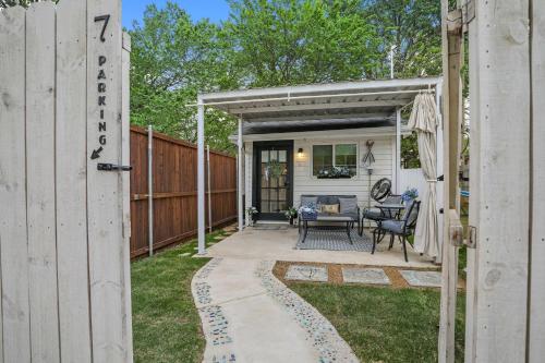 Pet-Friendly Cottage Near Lewisville Lake! in Лейк-Даллас Pet-Friendly Cottage Near Lewisville Lake! in Лейк-Даллас