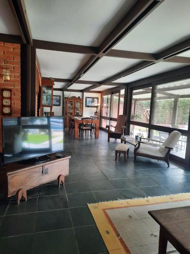 Casa na Marina com piscina churrasqueira e pier in กวารูชา Casa na Marina com piscina churrasqueira e pier in กวารูชา