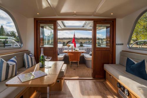 Lilibet - Driving - Luxury Boating in Remenham Lilibet - Driving - Luxury Boating in Remenham