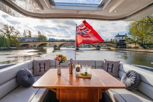 Lilibet - Driving - Luxury Boating in Remenham Lilibet - Driving - Luxury Boating in Remenham