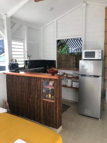 Kitchen, Bungalow: La Favela Chic/The Chic Favela - Trois-Rivieres in Trois-Rivieres Kitchen, Bungalow: La Favela Chic/The Chic Favela - Trois-Rivieres in Trois-Rivieres