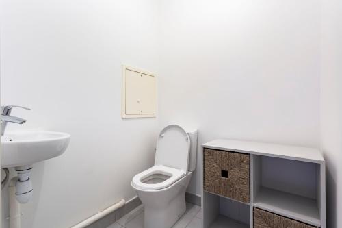 Bathroom, Apart neuf quartier sympa in Bois-Colombes Bathroom, Apart neuf quartier sympa in Bois-Colombes