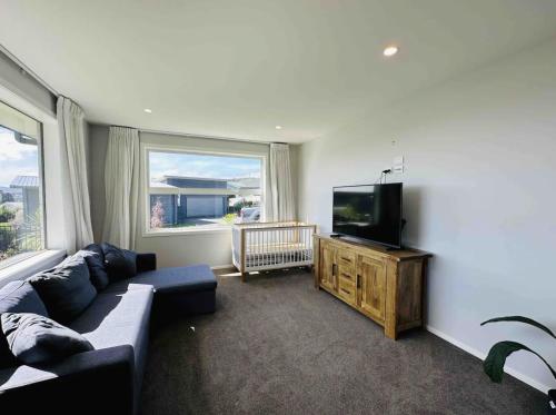 jaettu olohuone/TV alue, Lovely Family Home in Aotea with Grear Views - No Parties or Smoking in Porirua jaettu olohuone/TV alue, Lovely Family Home in Aotea with Grear Views - No Parties or Smoking in Porirua