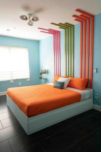 Beds n' Drinks near Bass Művészeti Múzeum Beds n' Drinks near Bass Művészeti Múzeum