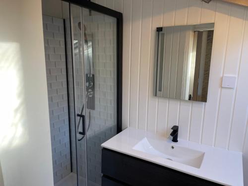 Μπάνιο, Studio 42m2 centre-bourg in Saint-Hernin Μπάνιο, Studio 42m2 centre-bourg in Saint-Hernin