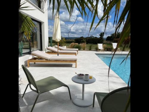 Πισίνα, Ôde en Brocéliande - Maison pour 14 avec piscine (Ode en Broceliande - Maison pour 14 avec piscine) in Mauron Πισίνα, Ôde en Brocéliande - Maison pour 14 avec piscine (Ode en Broceliande - Maison pour 14 avec piscine) in Mauron